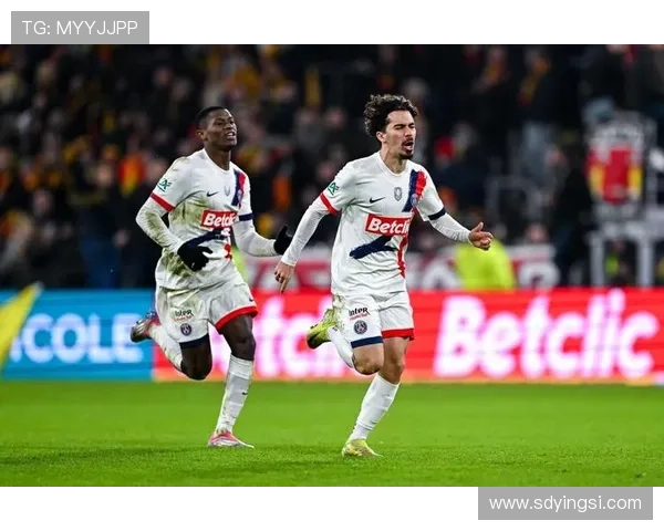 萨福诺夫看录像析失球全队贺杜埃